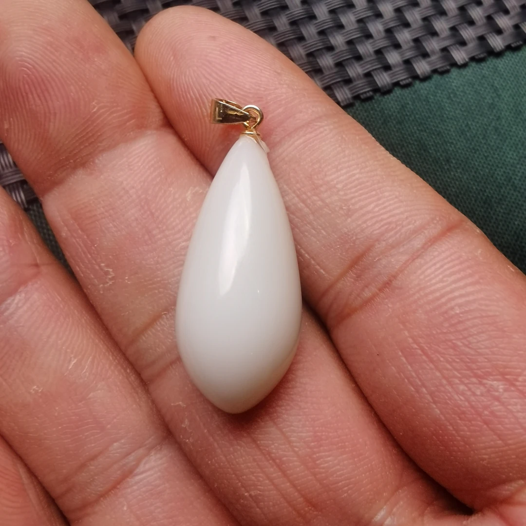 天然新疆和田玉小吊坠，镶S925银扣头，带证书送礼盒