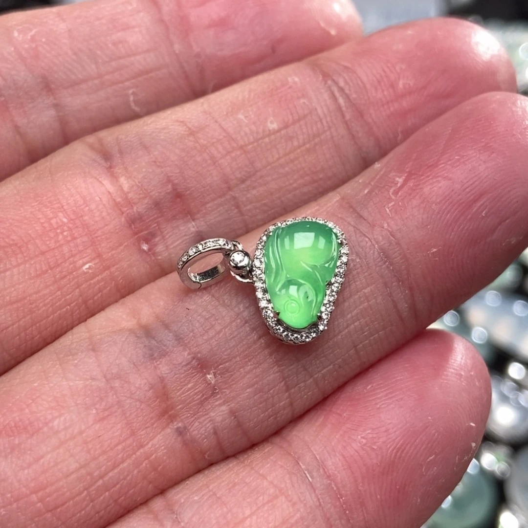 颈饰18K金镶嵌翡翠兔子