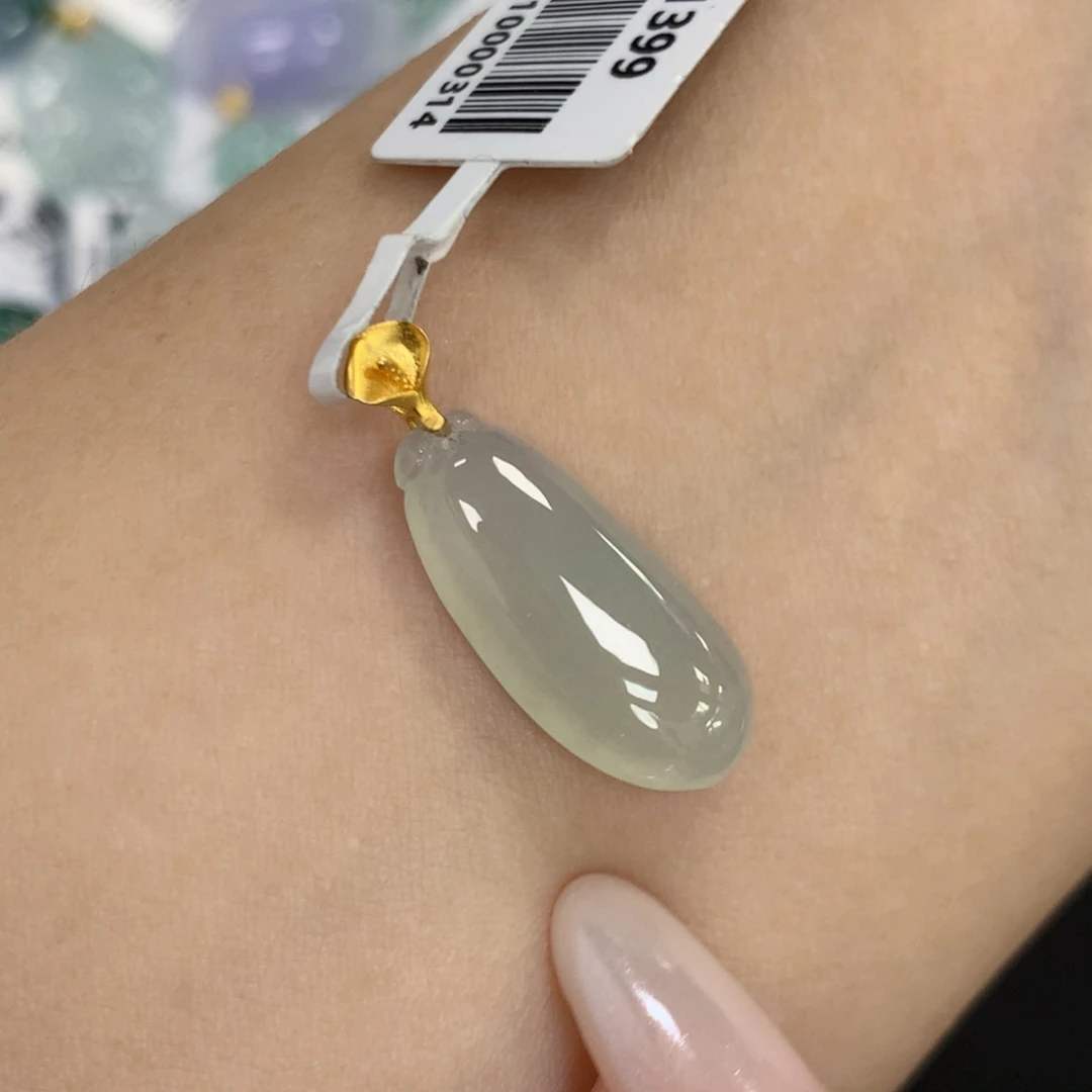 颈饰18K金镶嵌翡翠