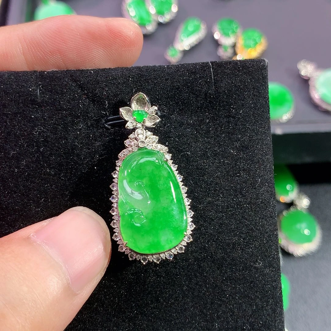 翡翠18K金镶嵌颈饰