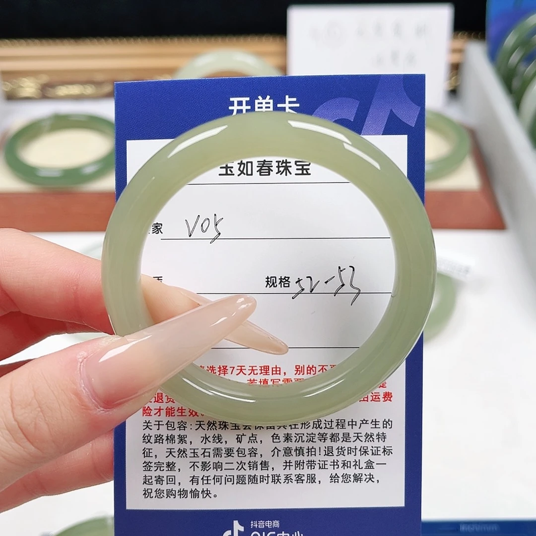 白***.和田玉未镶嵌手镯