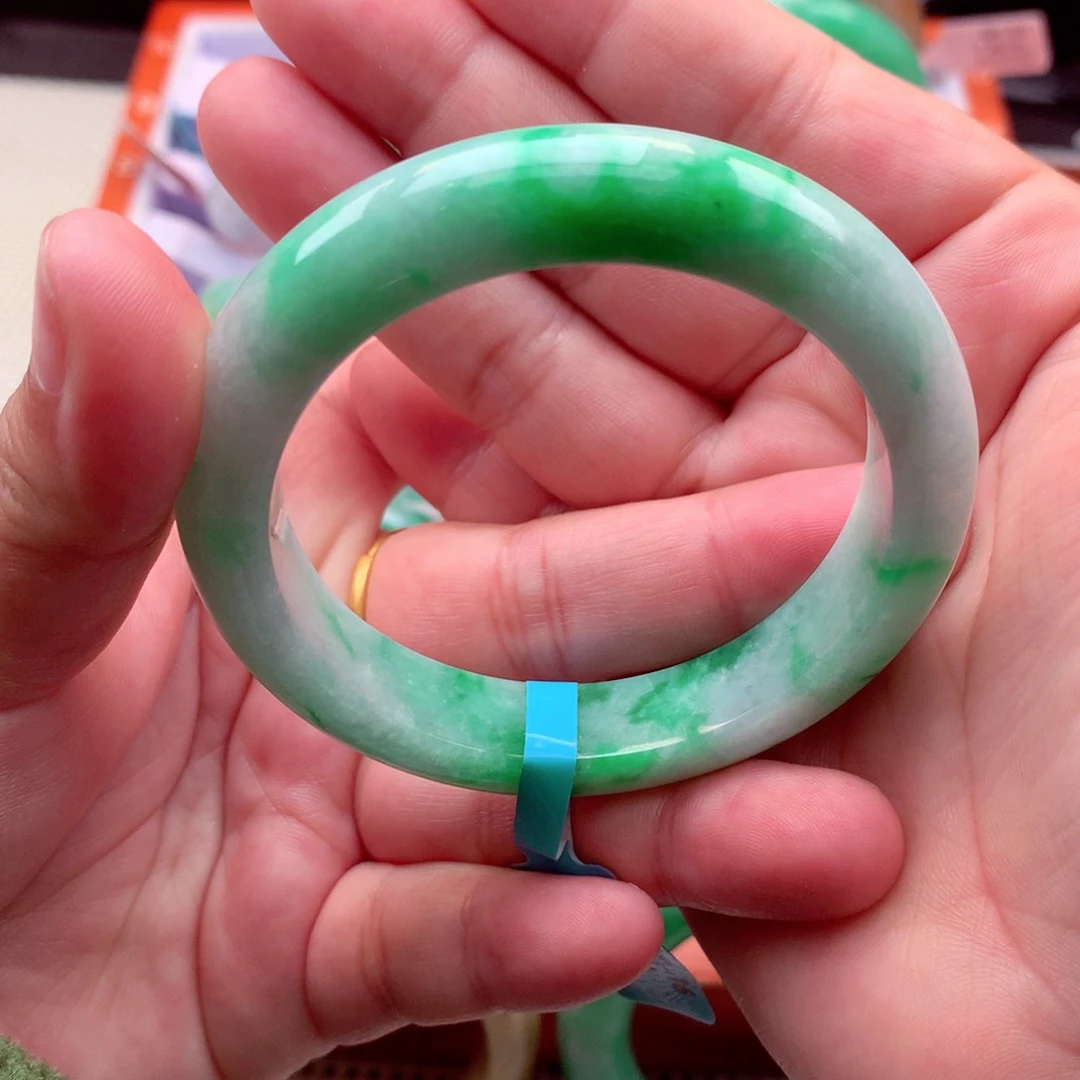 翡翠手镯未镶嵌翡翠