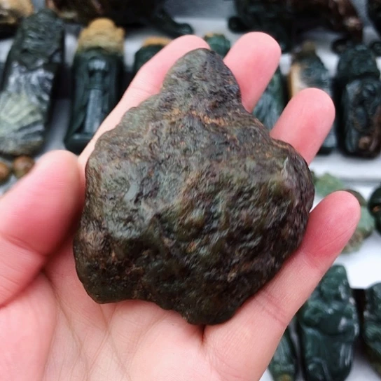 未镶嵌岫岩河磨玉（透闪石质玉）把件