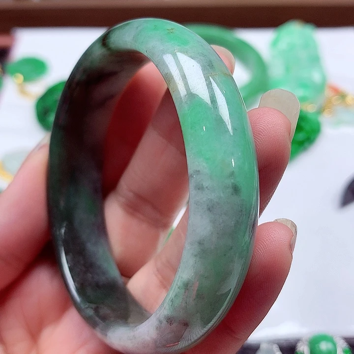 翡翠手镯未镶嵌翡翠