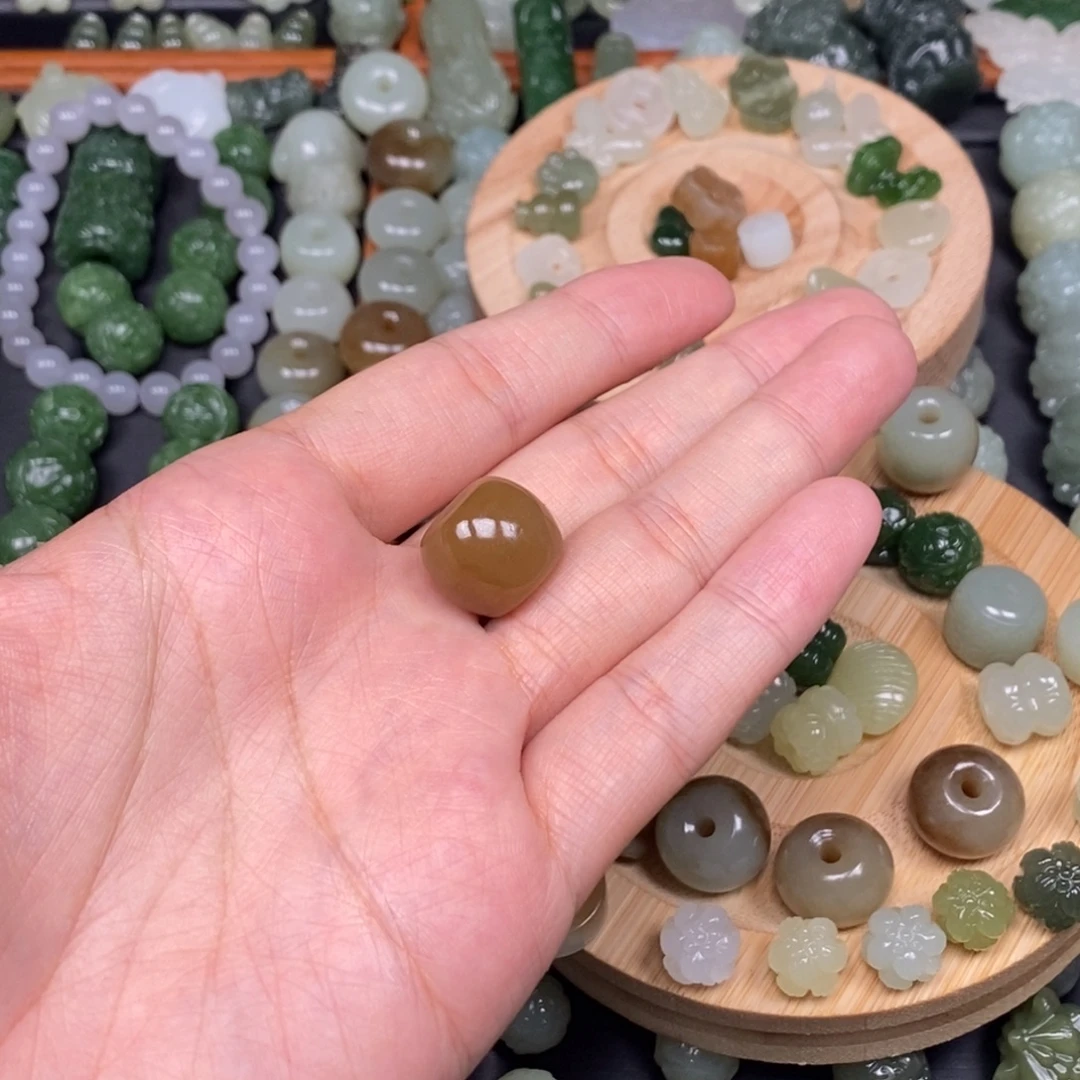 若***晨和田玉未镶嵌颈饰