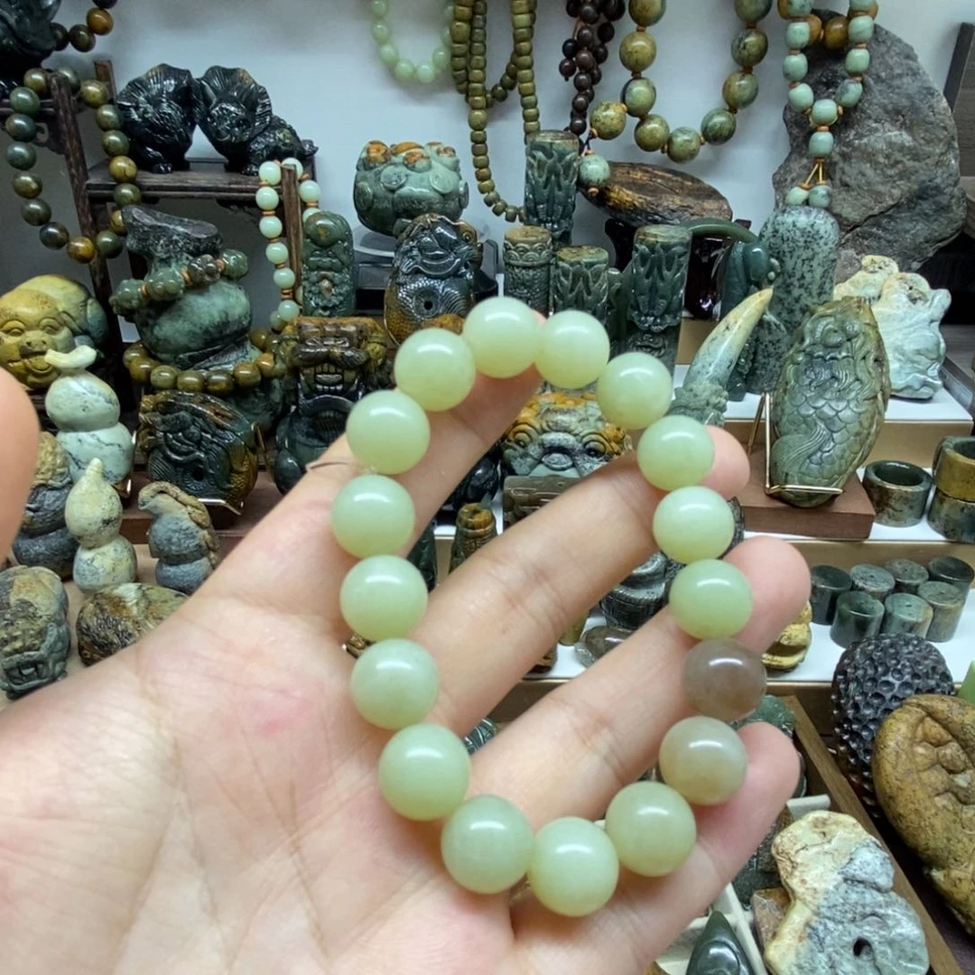 未镶嵌岫岩老玉（透闪石质玉）把件