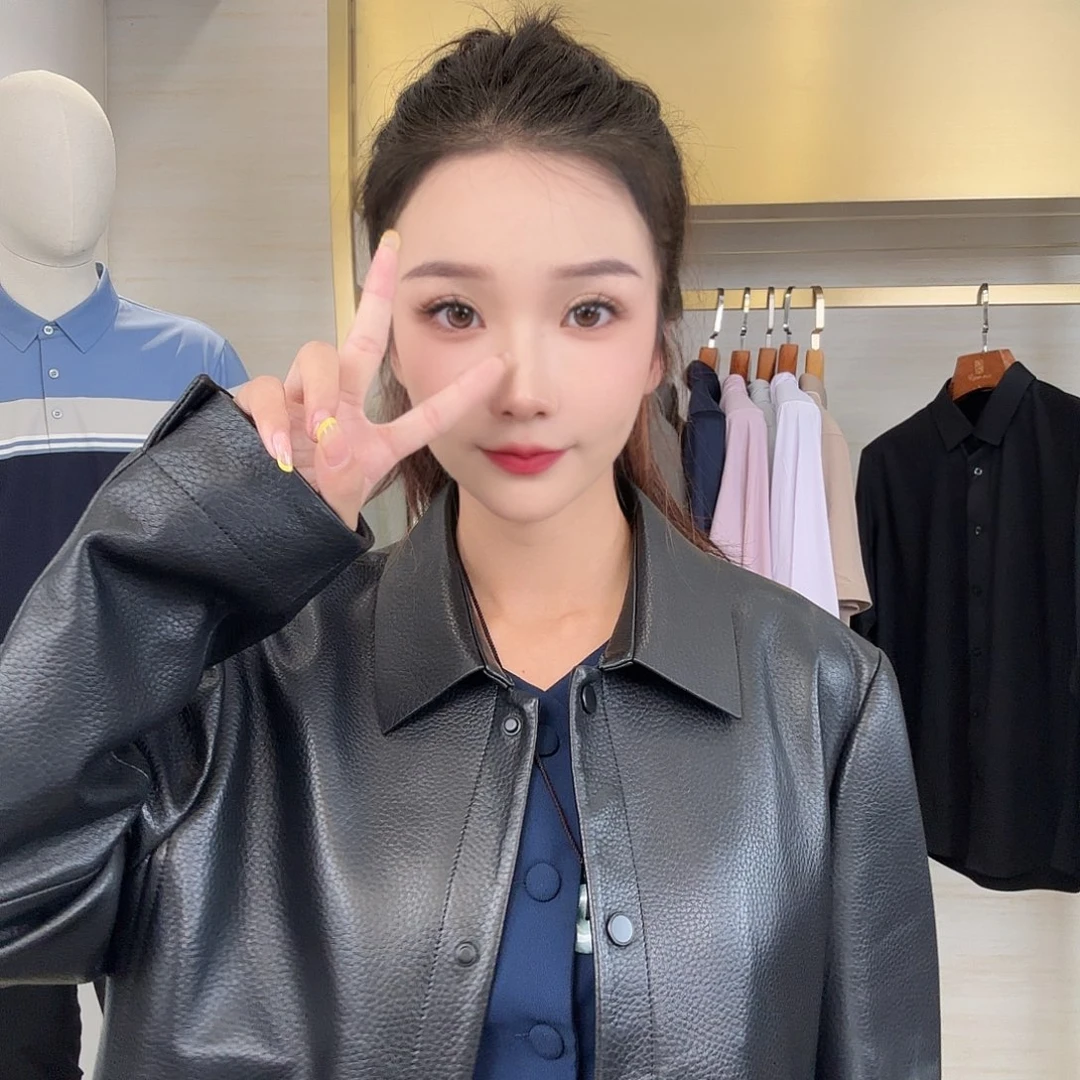 上衣和裙子都是很好看的