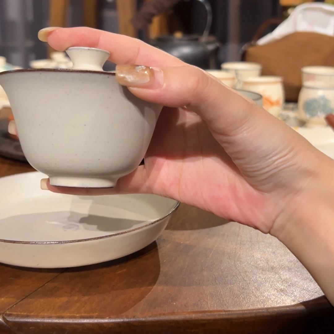 瓷片陶瓷。      陶瓷。