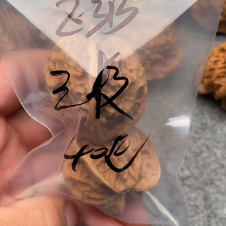 文玩核桃吊坠三棱