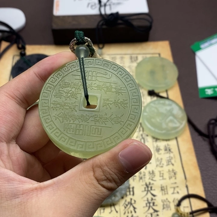 蛇纹石玉未镶嵌颈饰潍****司