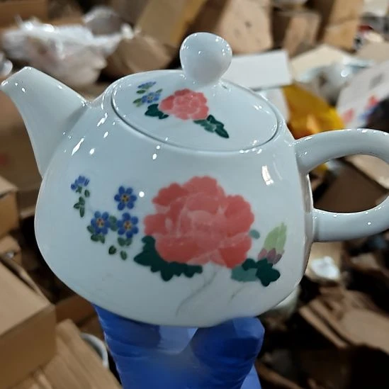 摆件盘子碗茶壶啥都有