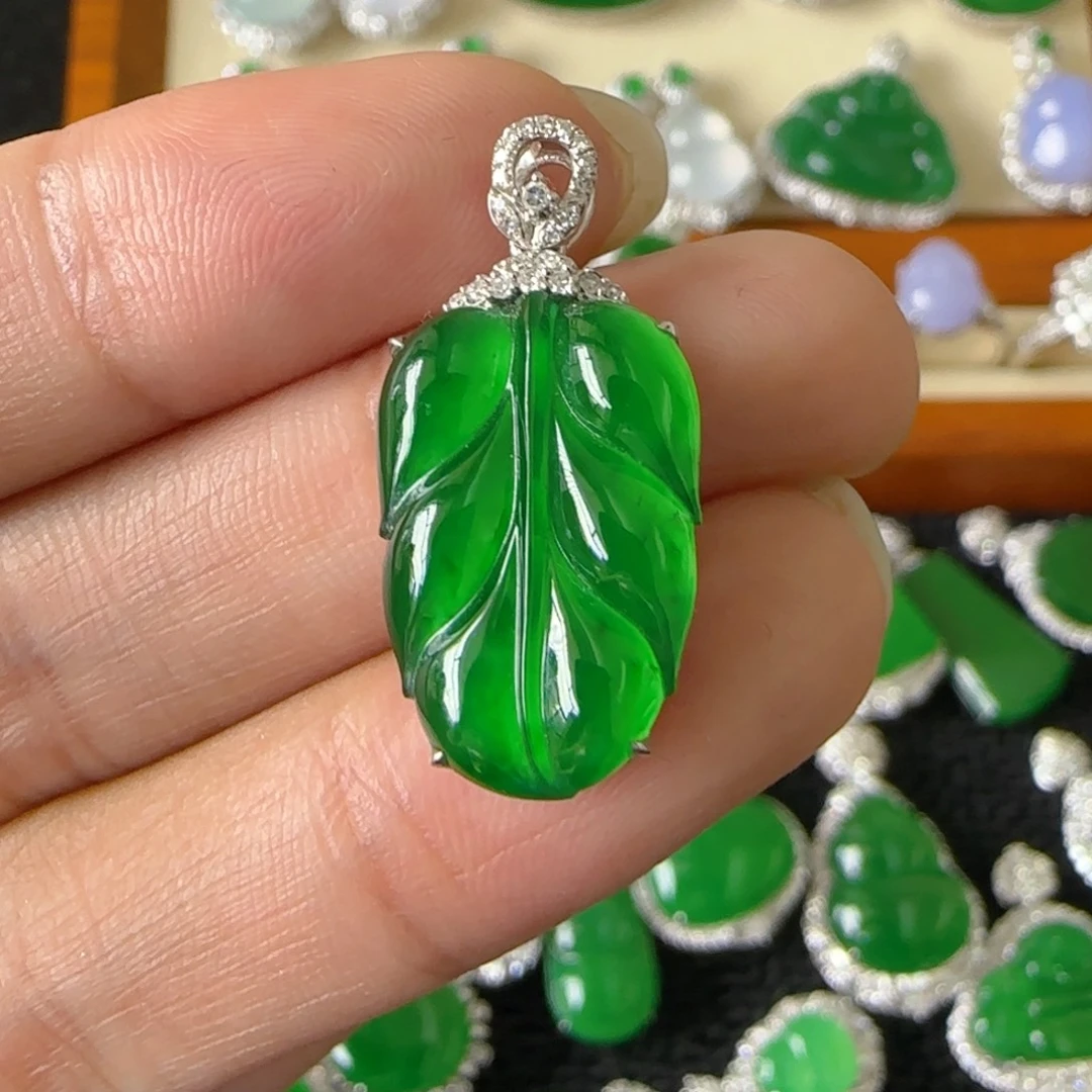 翡翠18K金镶嵌颈饰吊坠