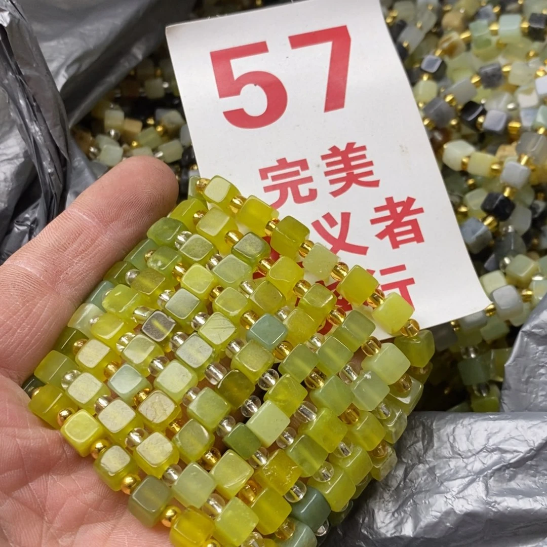 蛇纹石玉挂坠未镶嵌