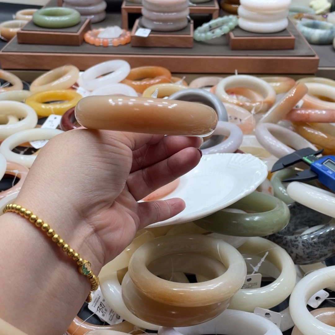 ᨳ****未镶嵌手镯石英质玉