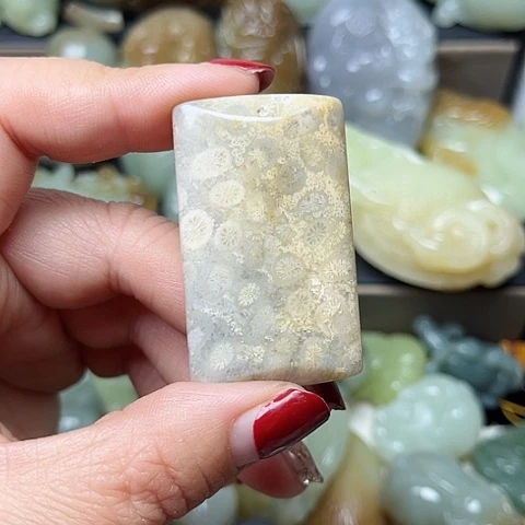 颈饰未镶嵌和田玉龍**人