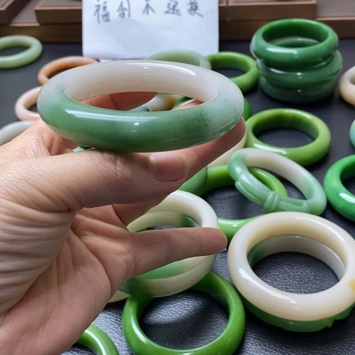 石英质玉手镯未镶嵌