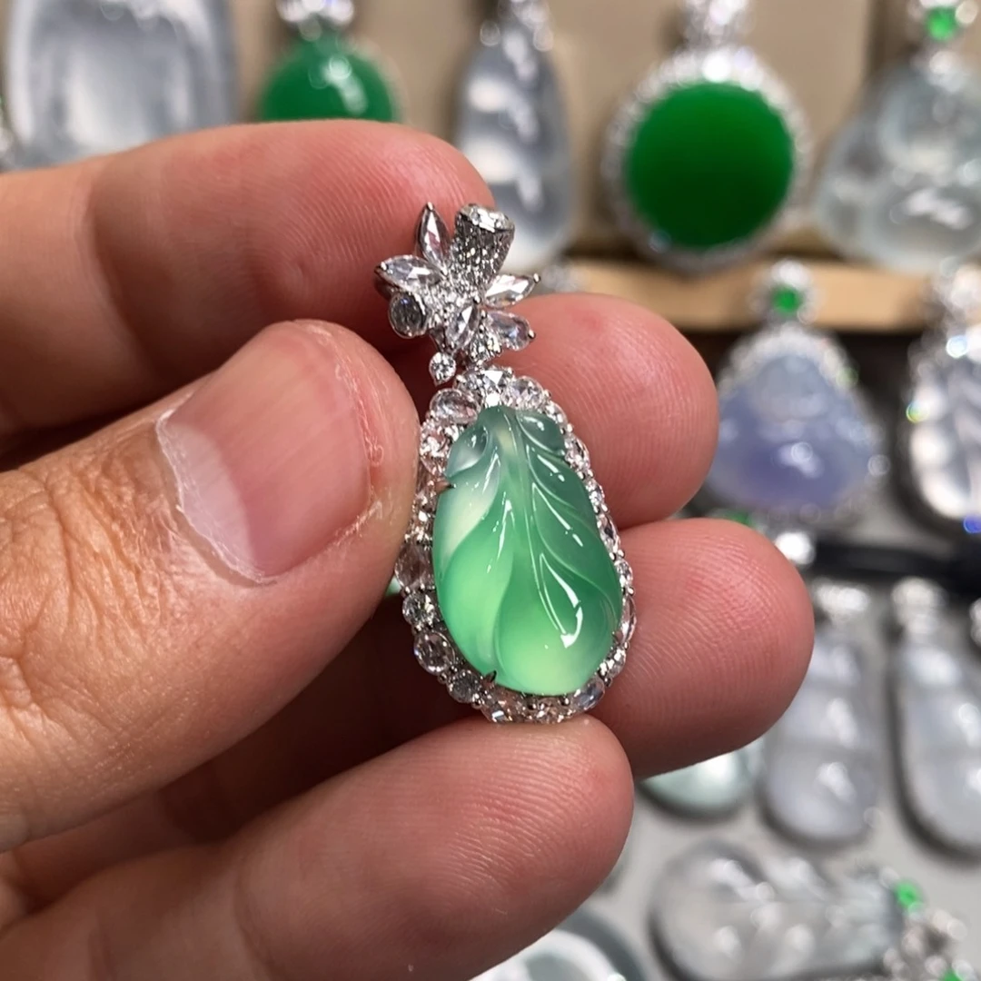 翡翠吊坠(不含链)18K金镶嵌