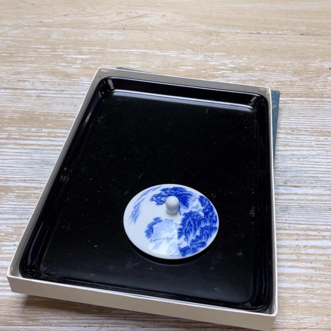 瓷片宇*密密麻麻地排列着一个大