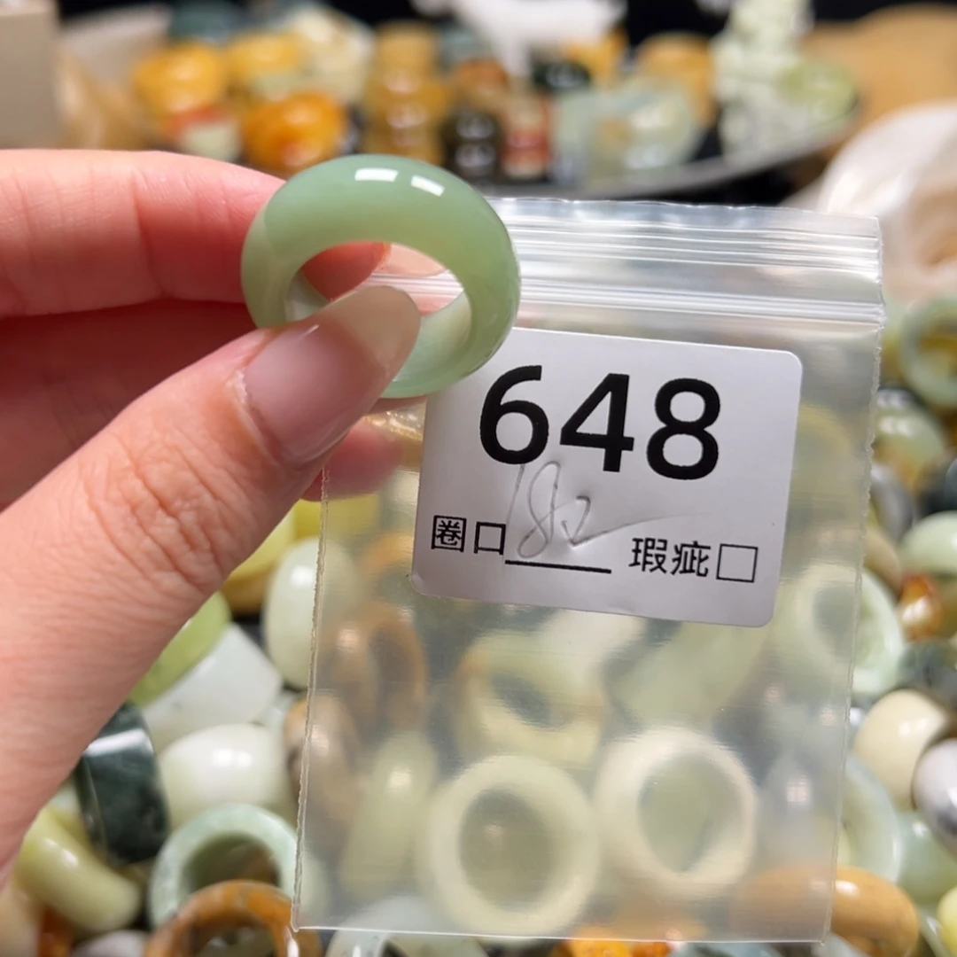 此***外蛇纹石玉未镶嵌戒指