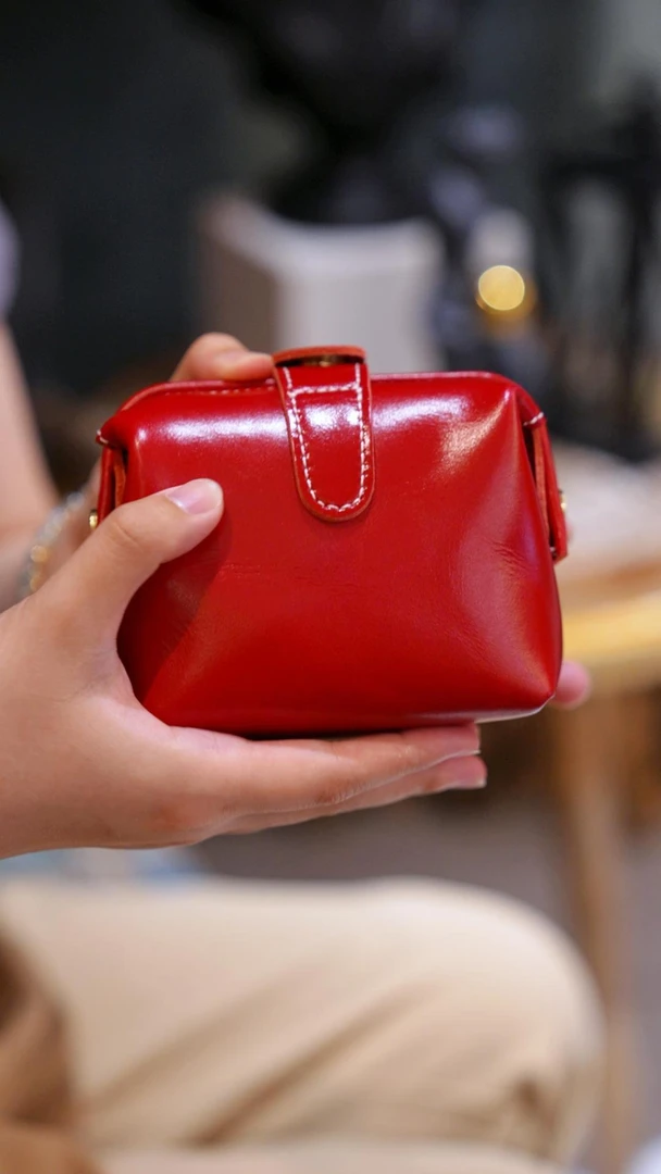 「新款小面包」真皮牛皮磁扣防水化妆包时尚女士便携收纳包SD