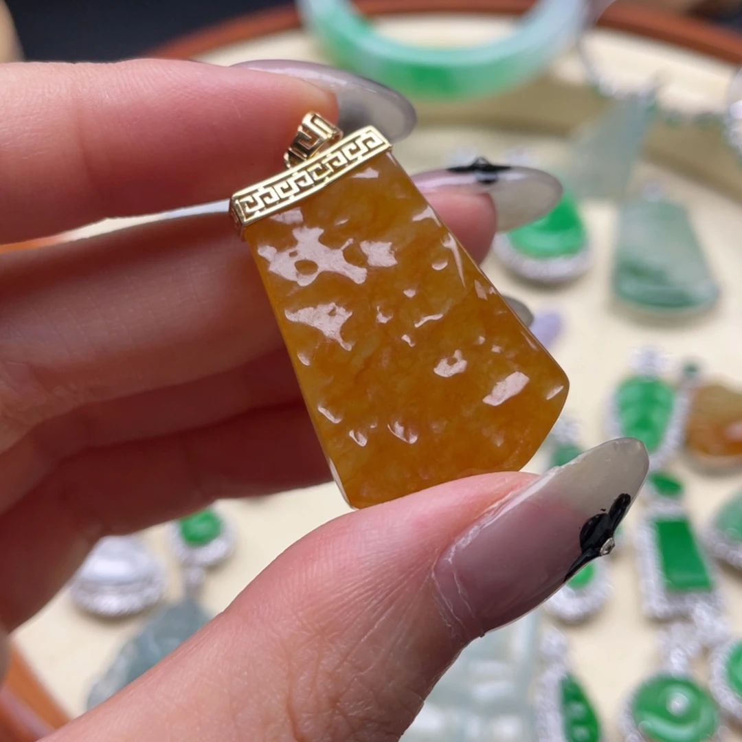 颈饰18K金镶嵌翡翠