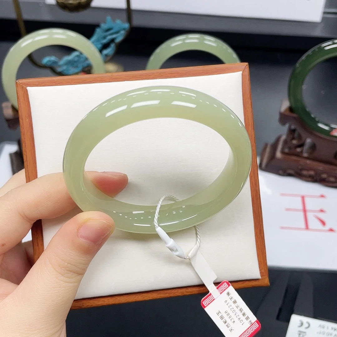 和田玉未镶嵌手镯