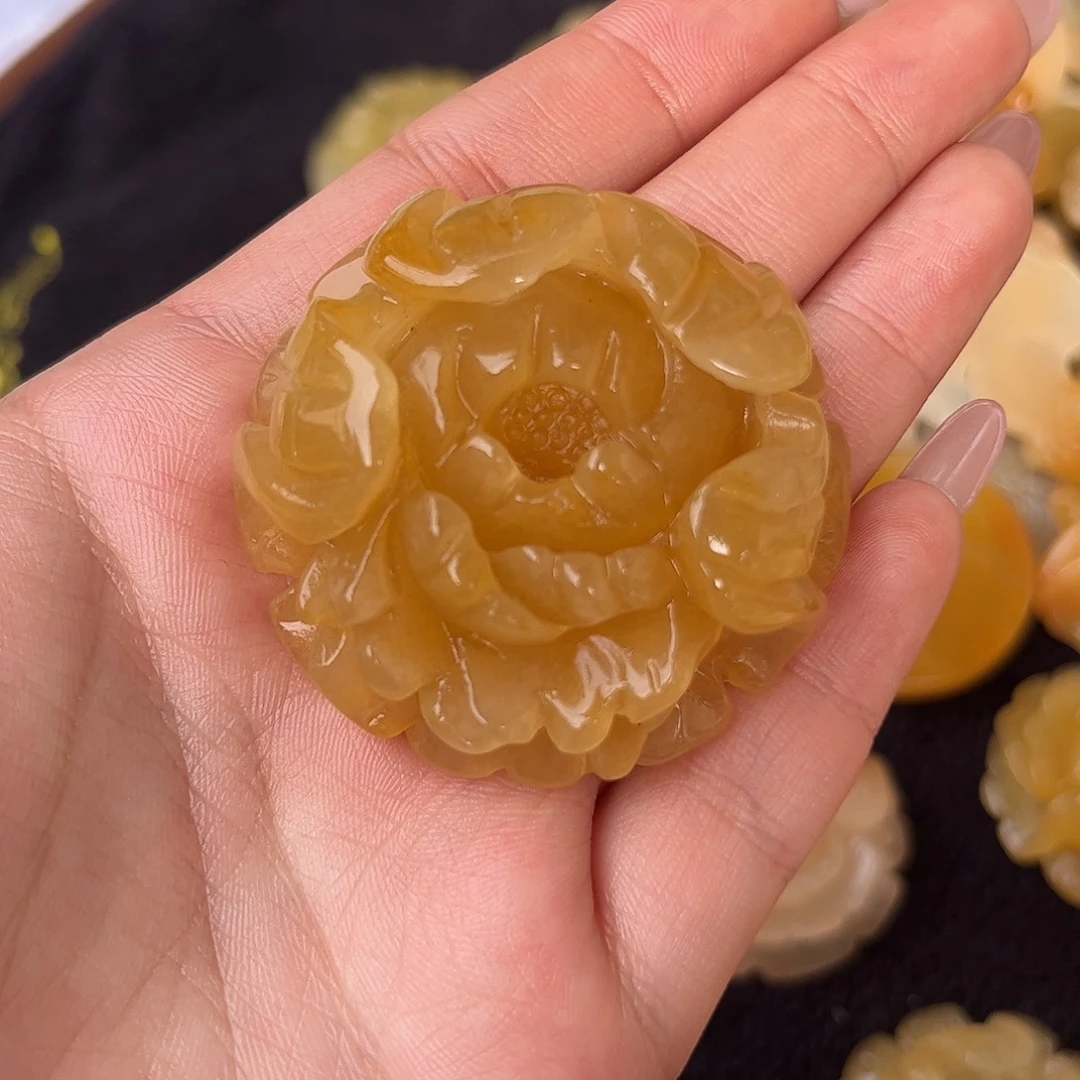 未镶嵌石英质玉（黄龙玉）颈饰羊**?