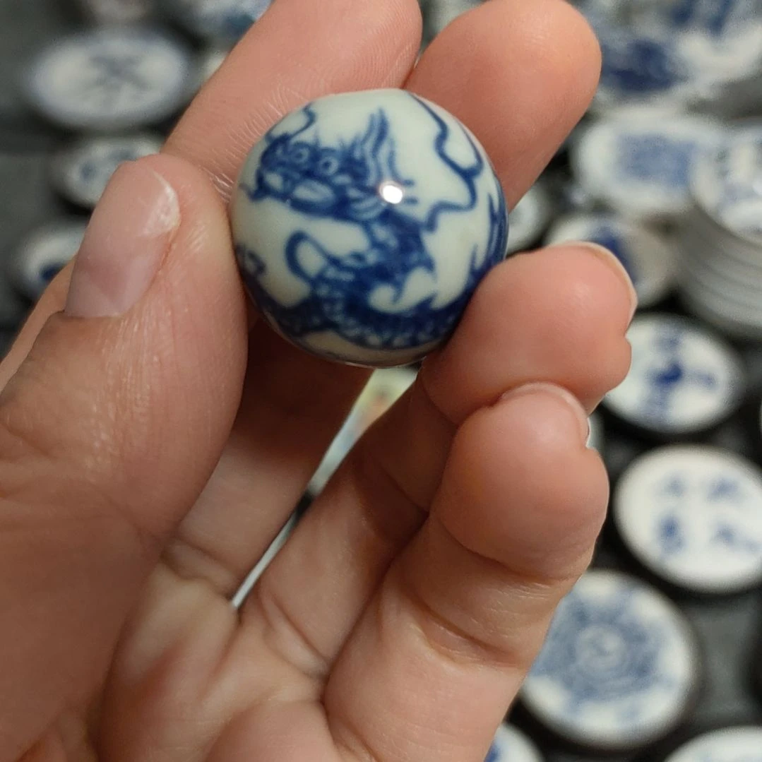 瓷片青花龙珠一个