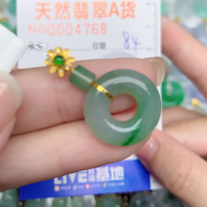 颈饰18K金镶嵌翡翠甜甜圈