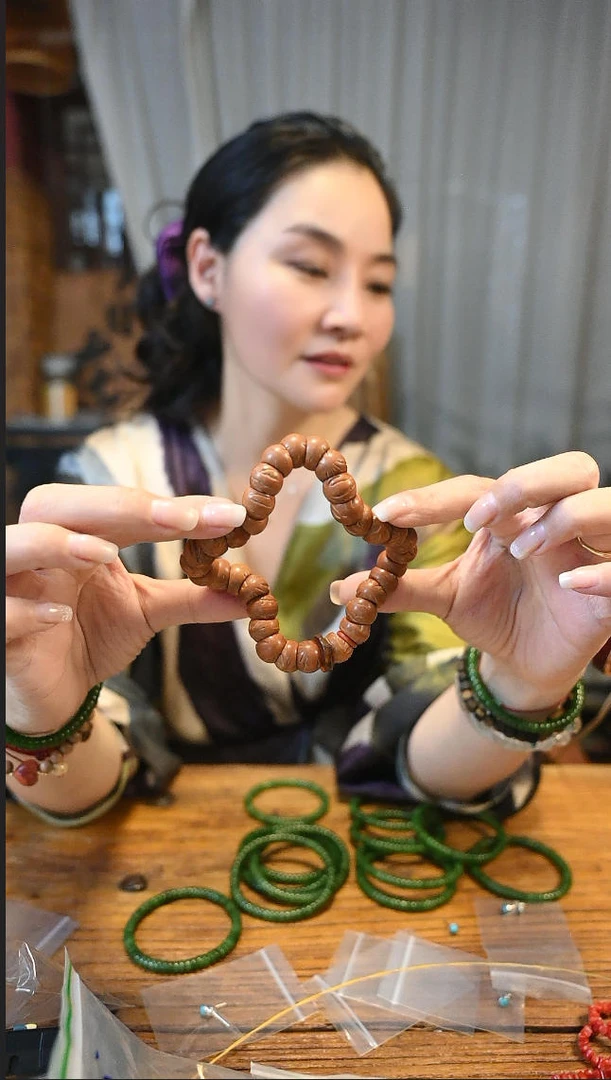 茶-桃核肠肠配蜜蜡南红隔片手持