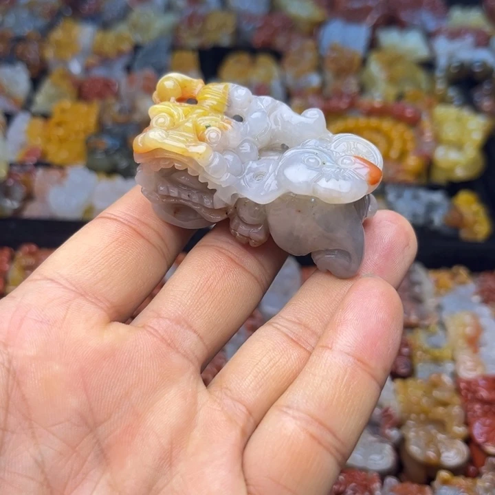 石英质玉（黄龙玉）未镶嵌颈饰