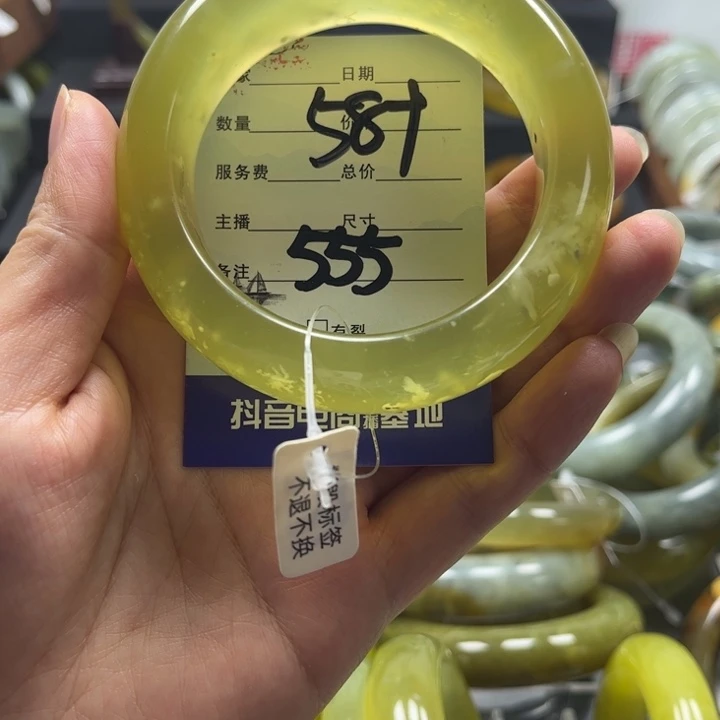 蛇纹石玉手镯未镶嵌于*