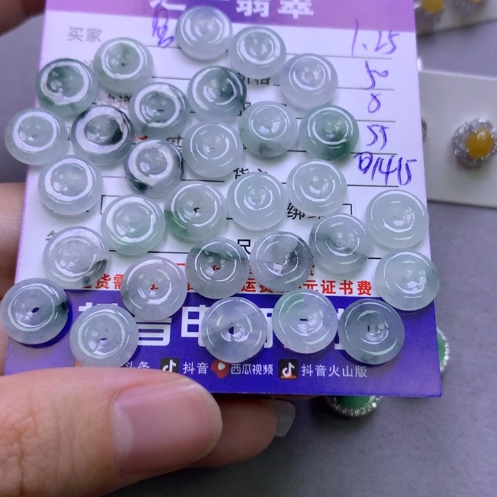 翡翠颈饰未镶嵌房****林