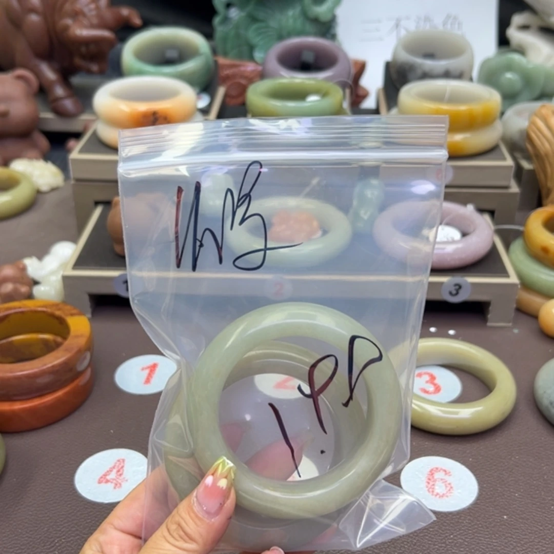 石英质玉手镯未镶嵌怠*