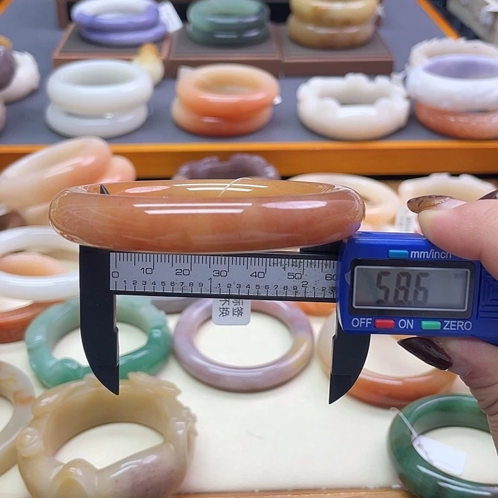 未镶嵌石英岩玉珠宝奇石