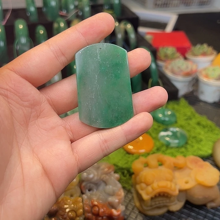 石英质玉未镶嵌颈饰