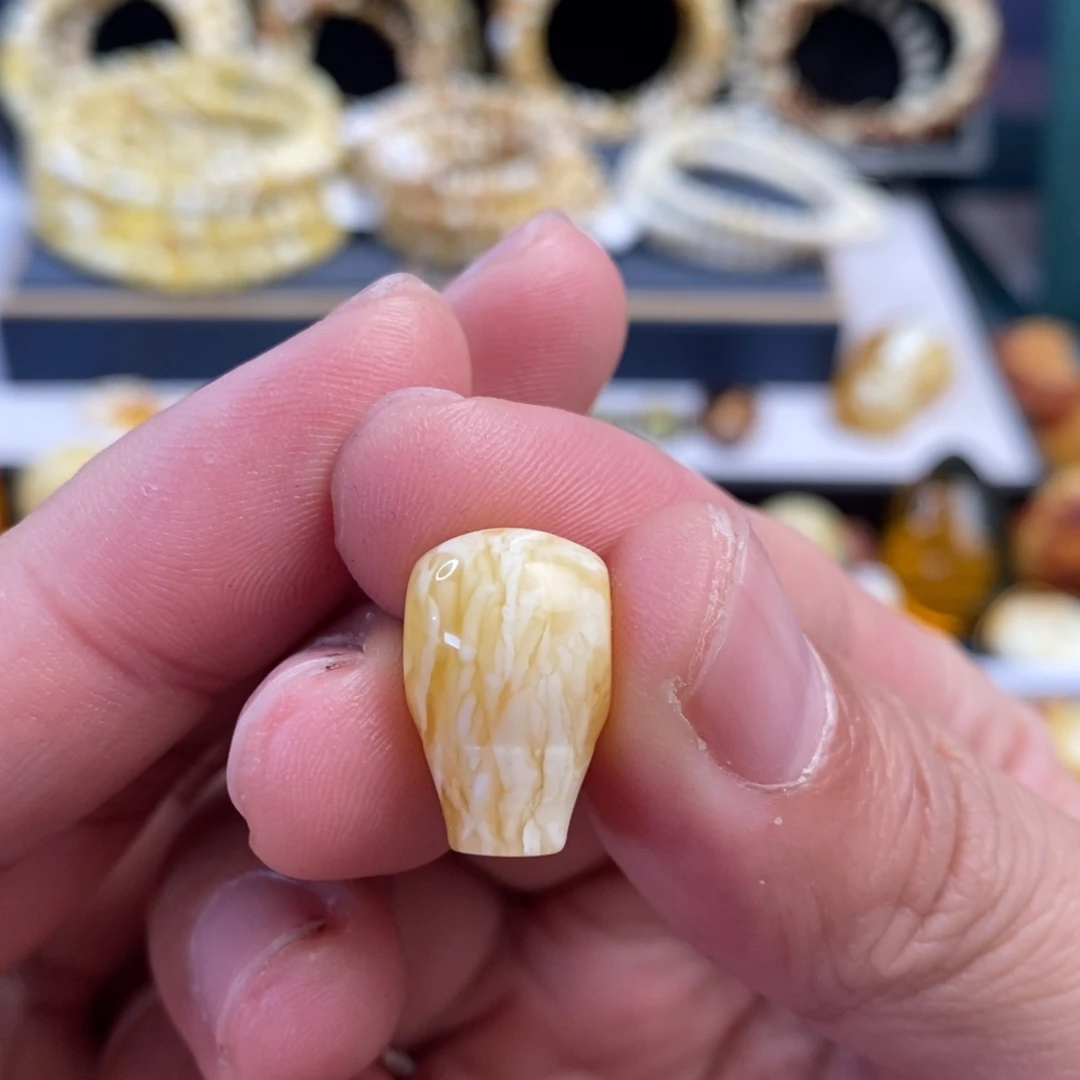 蜜蜡未镶嵌裸石12*12.9*18.6mm