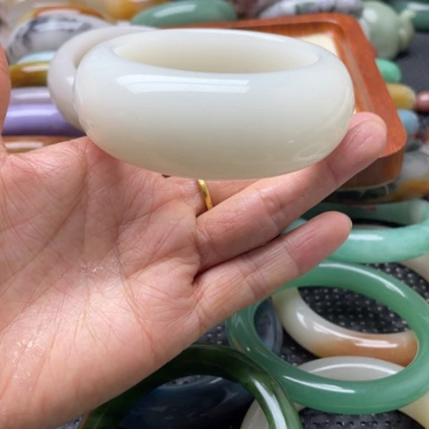 石英岩玉未镶嵌手镯