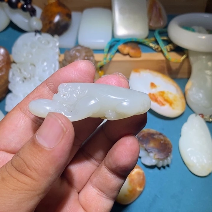 摇***鹰和田玉未镶嵌颈饰