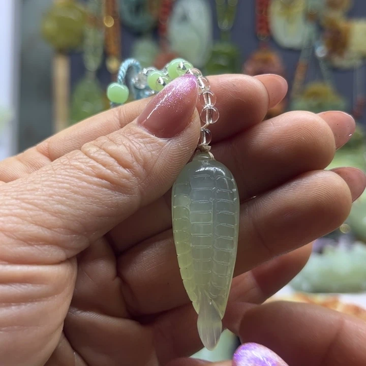 蛇纹石玉未镶嵌颈饰