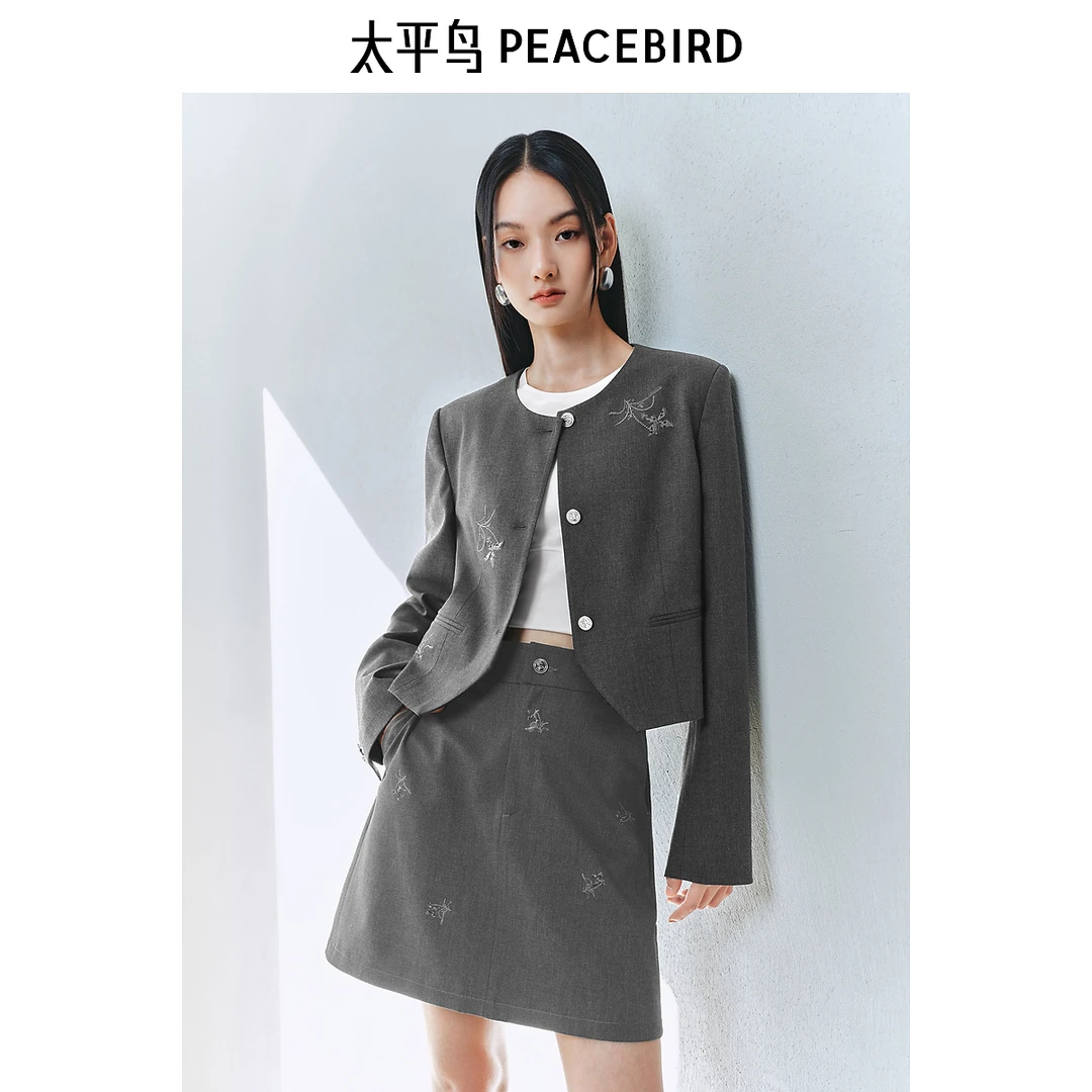 太平鸟新中式兰花刺绣灰色外套25春新款国风短款外套AABBF1354