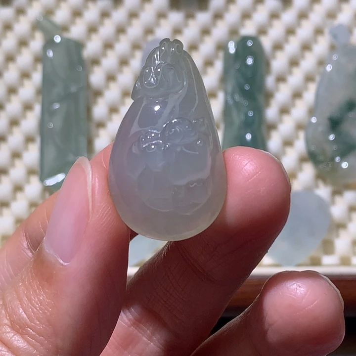 翡翠未镶嵌颈饰钱袋