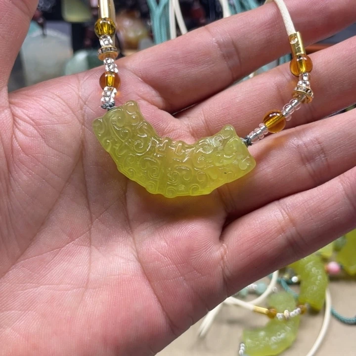 ໑***虹蛇纹石玉未镶嵌颈饰