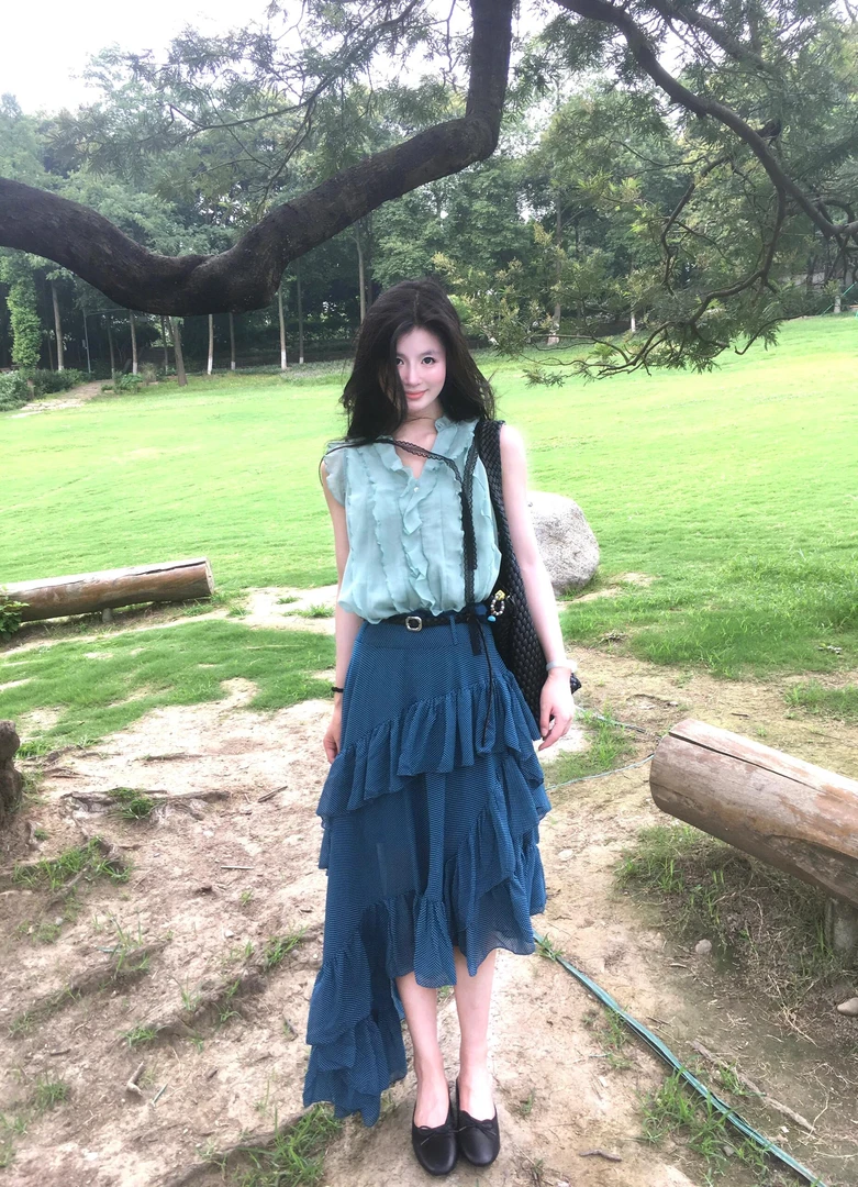 法式荷叶边V领衬衫女夏季2025新款高级感独特别致上衣百搭半身裙