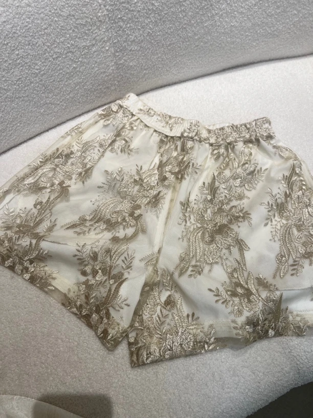 南油朱朱刺绣提花白色短裤0096