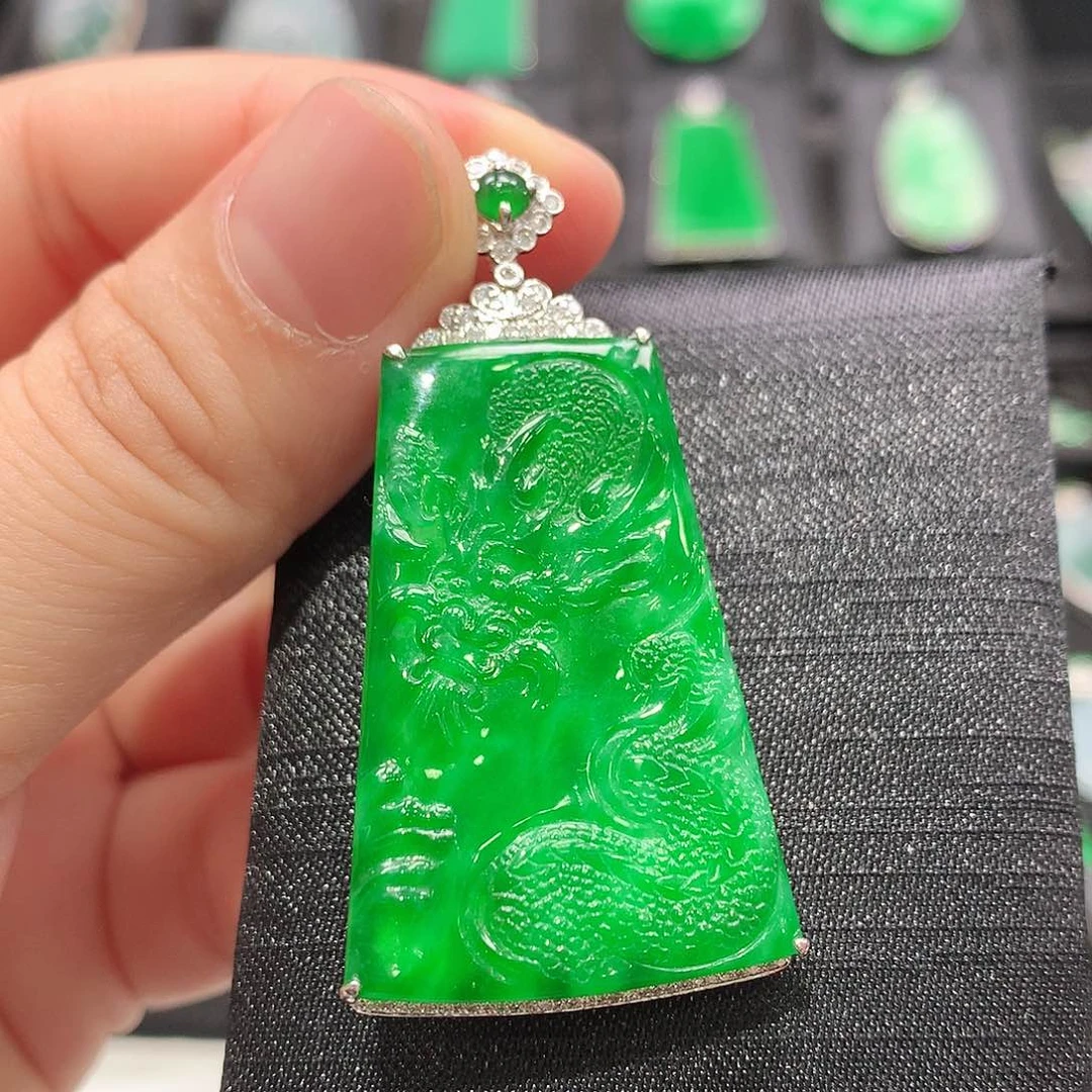 翡翠18K金镶嵌颈饰龙牌