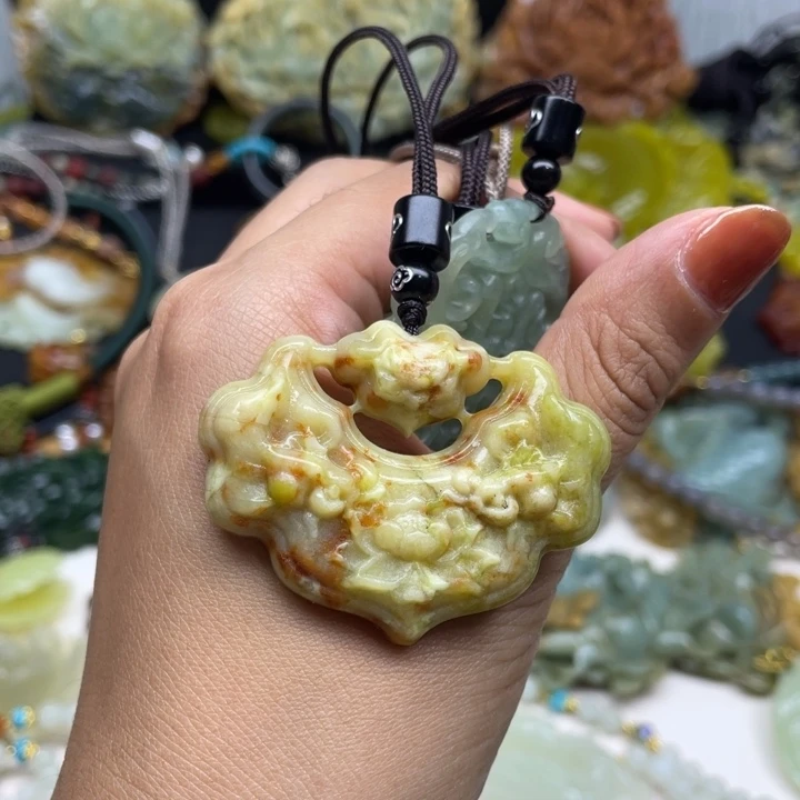 蛇纹石玉未镶嵌颈饰