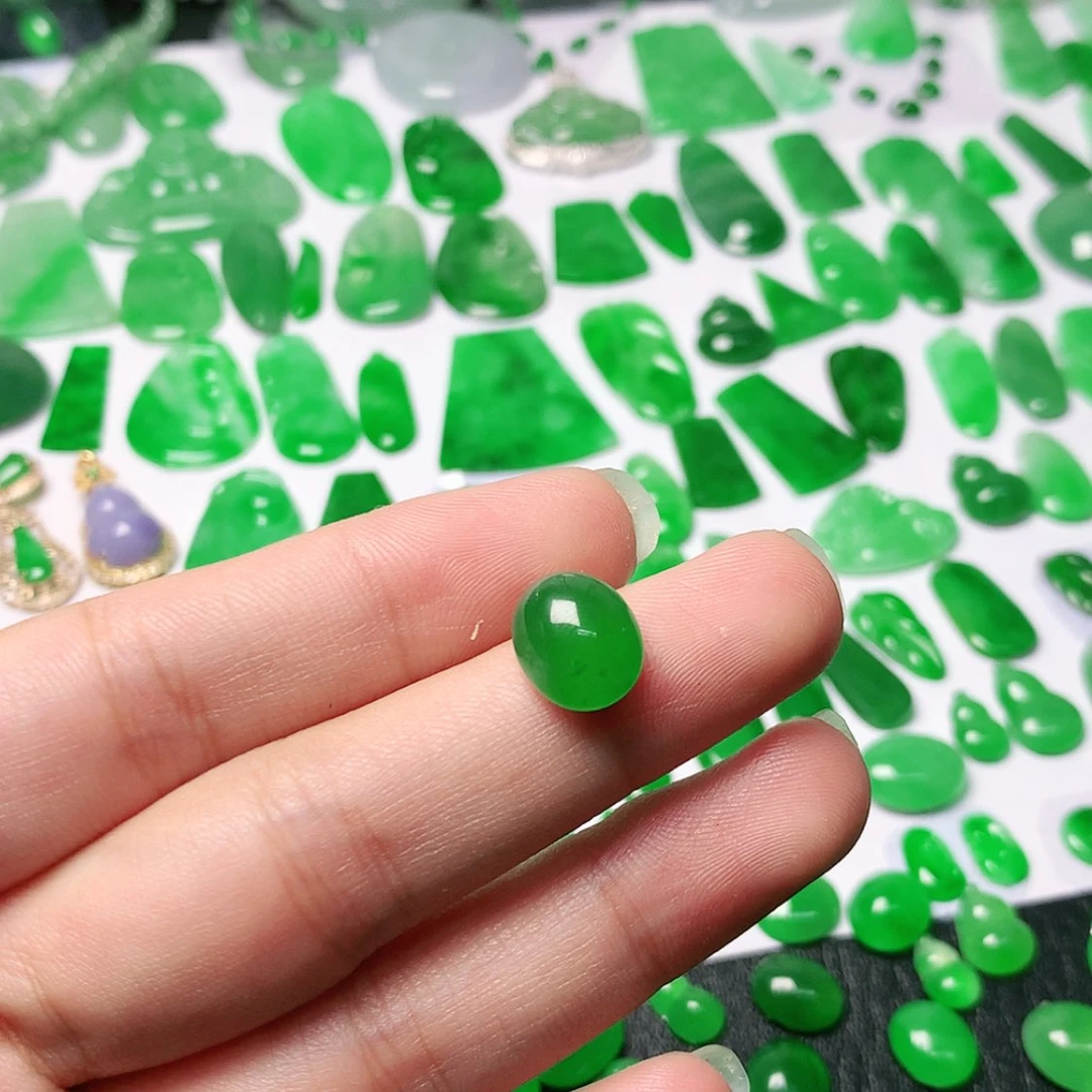 【闪购商品】翡翠未镶嵌颈饰灯**施翡翠