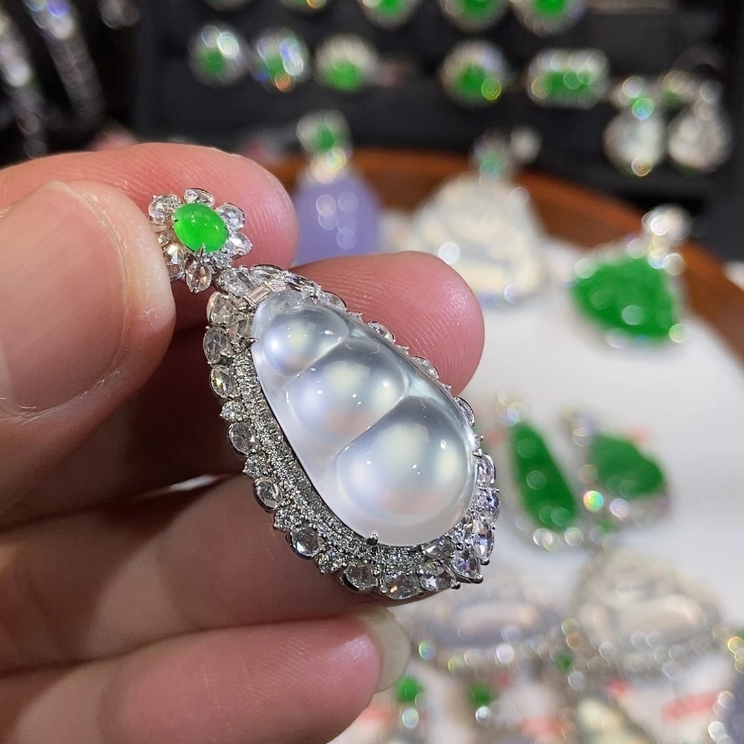 颈饰18K金镶嵌翡翠