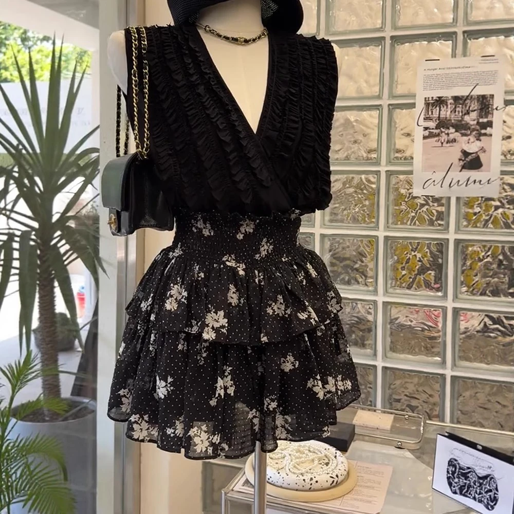 复古气质黑色V领无袖背心小衫女夏季新款碎花a字蓬蓬短裙两件套装